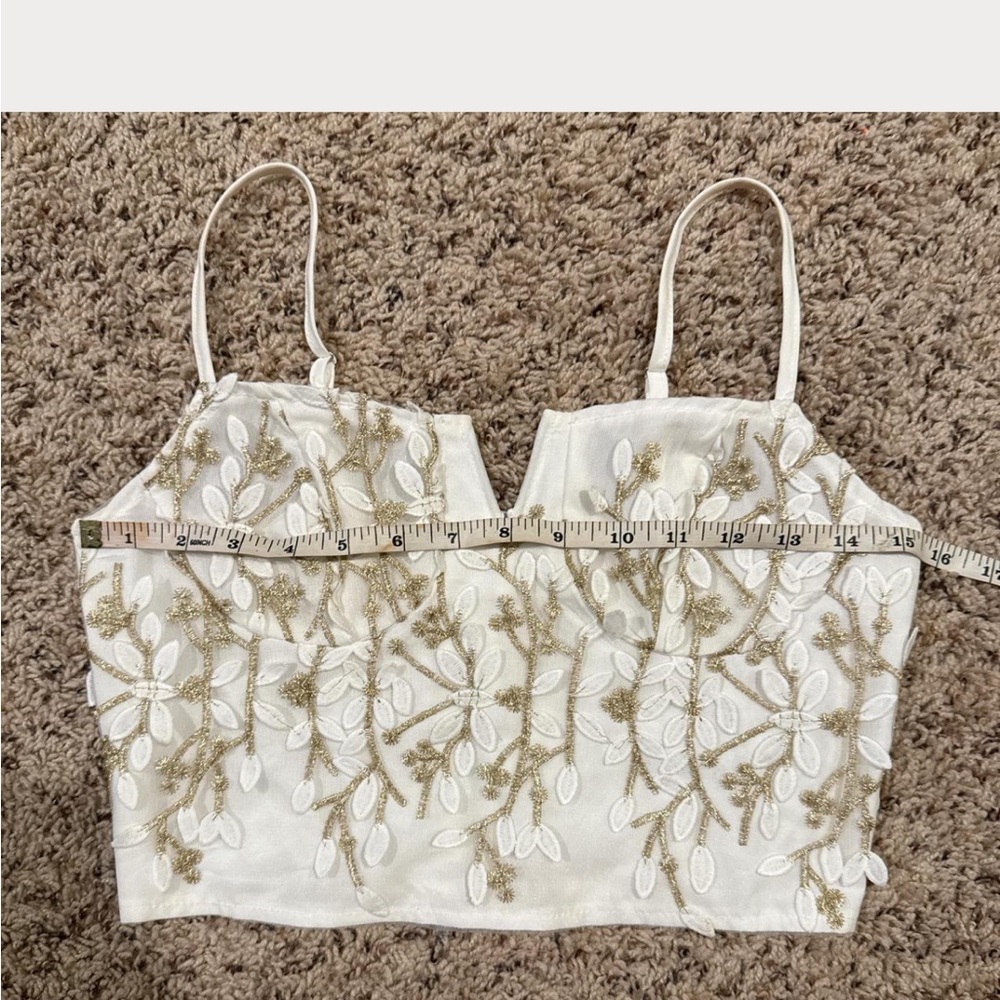 White and gold 3D floral corset style zip up back crop top - Picture 6 of 7